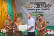 300 Siswa Lebih Dapat Perlengkapan Sekolah Gratis