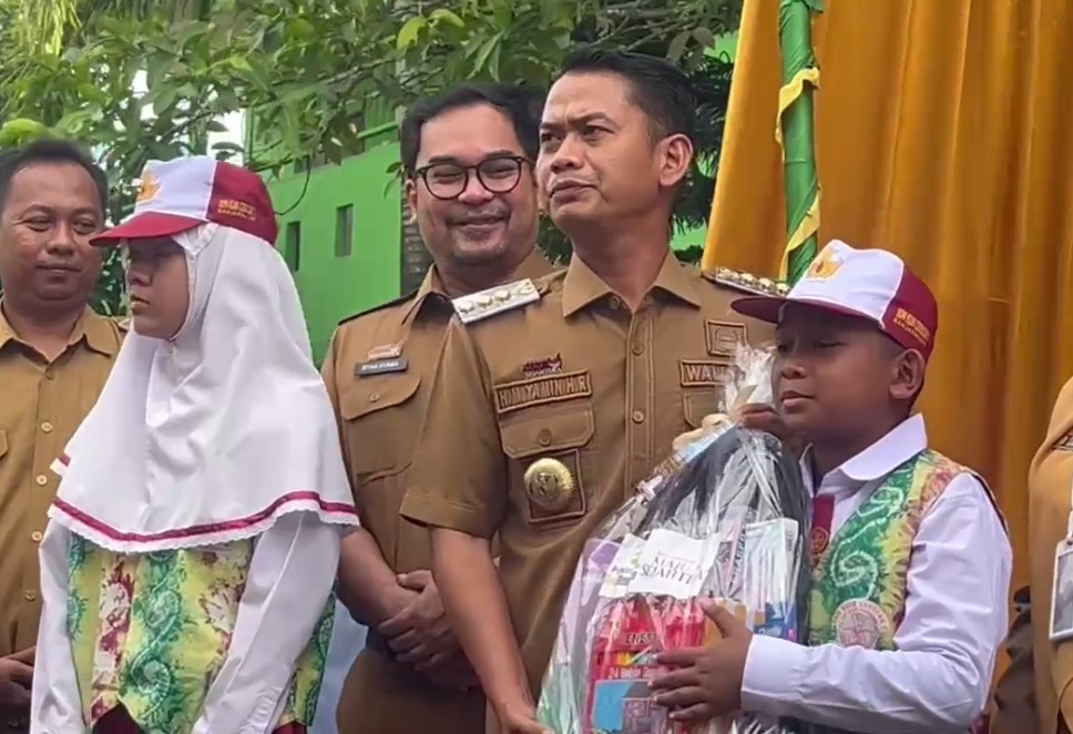 300 Siswa Lebih Dapat Perlengkapan Sekolah Gratis