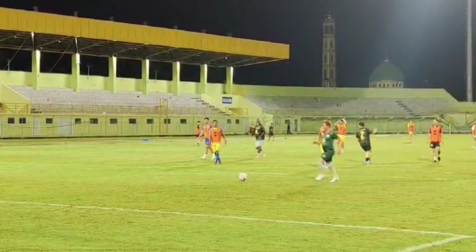 Coach Jackson Lepas Kangen Lewat Fun Football Bersama Manajemen dan Barito Putera Legend