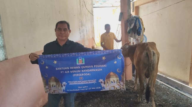 PWI Kalsel Sembelih 3 Sapi Kurban, Bagikan 300 Paket Daging