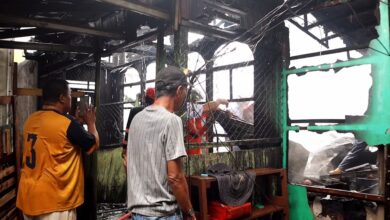 Sebuah Rumah di Tengah Gang Sempit Terbakar