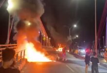 1 Unit Mobil dan 2 Sepeda Motor Terbakar di Atas Jembatan Basit