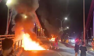 1 Unit Mobil dan 2 Sepeda Motor Terbakar di Atas Jembatan Basit