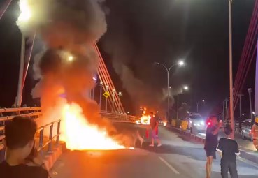 1 Unit Mobil dan 2 Sepeda Motor Terbakar di Atas Jembatan Basit