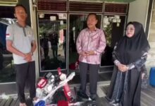 H. Jahrian Bantu Kultivator Mini untuk Petani Desa Gandaria
