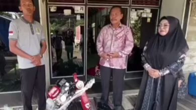 H. Jahrian Bantu Kultivator Mini untuk Petani Desa Gandaria
