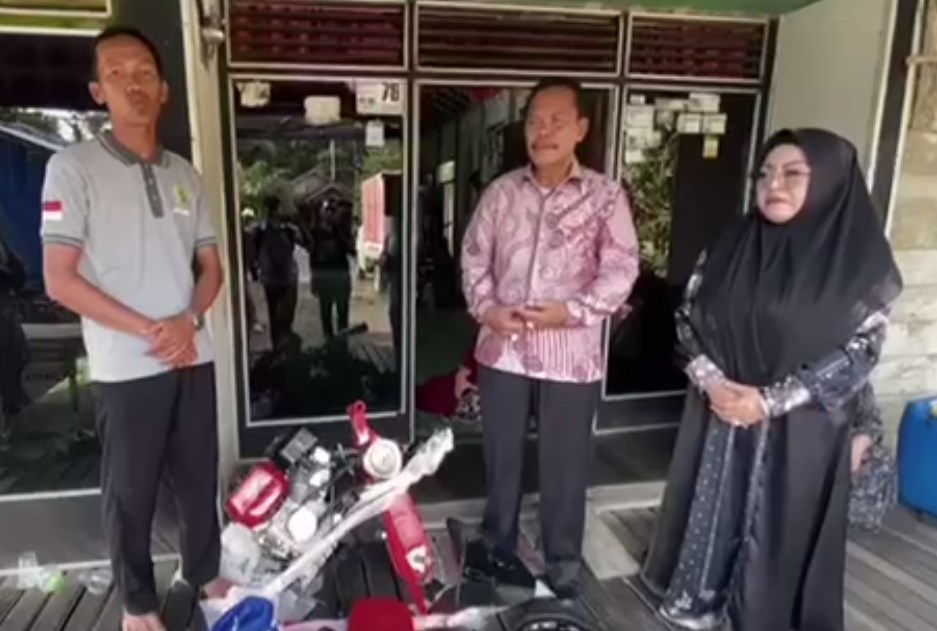 H. Jahrian Bantu Kultivator Mini untuk Petani Desa Gandaria