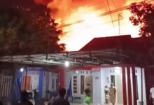 Api ‘Mengamuk’ di S Parman, 8 Rumah, 2 Gudang dan Sekolah Jadi Sasaran