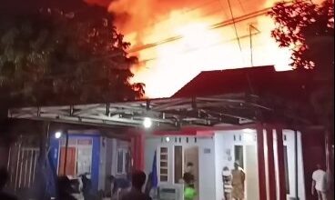 Api ‘Mengamuk’ di S Parman, 8 Rumah, 2 Gudang dan Sekolah Jadi Sasaran