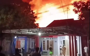 Api ‘Mengamuk’ di S Parman, 8 Rumah, 2 Gudang dan Sekolah Jadi Sasaran
