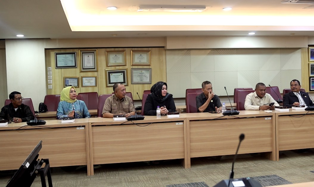 Ketua DPRD Kalimantan Selatan Supian HK bersama pimpinan dan anggota dewan