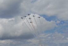 Atraksi Udara Jupiter Aerobatic Team di Lanud Syamsudin Noor Pukau Penonton