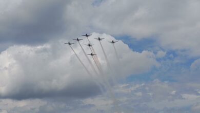 Atraksi Udara Jupiter Aerobatic Team di Lanud Syamsudin Noor Pukau Penonton
