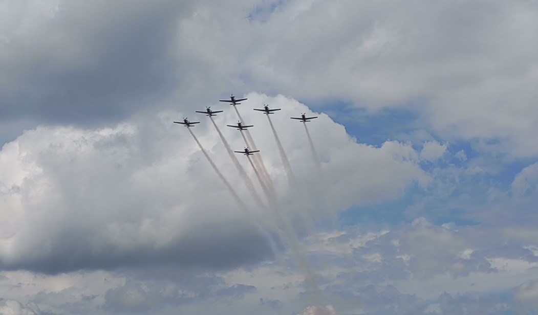 Atraksi Udara Jupiter Aerobatic Team di Lanud Syamsudin Noor Pukau Penonton