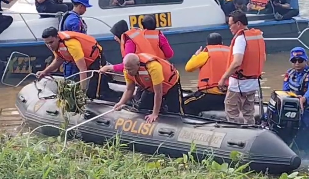 Polda Kalsel Gelar Program ASRI, Bersihkan Sungai Martapura