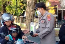 Antisipasi Paparan Kabut Asap, Polisi Bagikan Masker untuk Pengguna Jalan di Banjarbaru