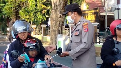 Antisipasi Paparan Kabut Asap, Polisi Bagikan Masker untuk Pengguna Jalan di Banjarbaru