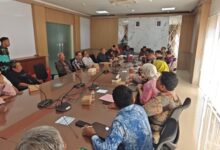 Puluhan pedagang pasar yang tergabung dalam Aliansi Pedagang Pasar Sudimampir menyambangi Kantor DPRD Kota Banjarmasin