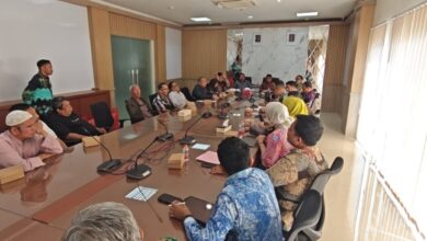 Puluhan pedagang pasar yang tergabung dalam Aliansi Pedagang Pasar Sudimampir menyambangi Kantor DPRD Kota Banjarmasin