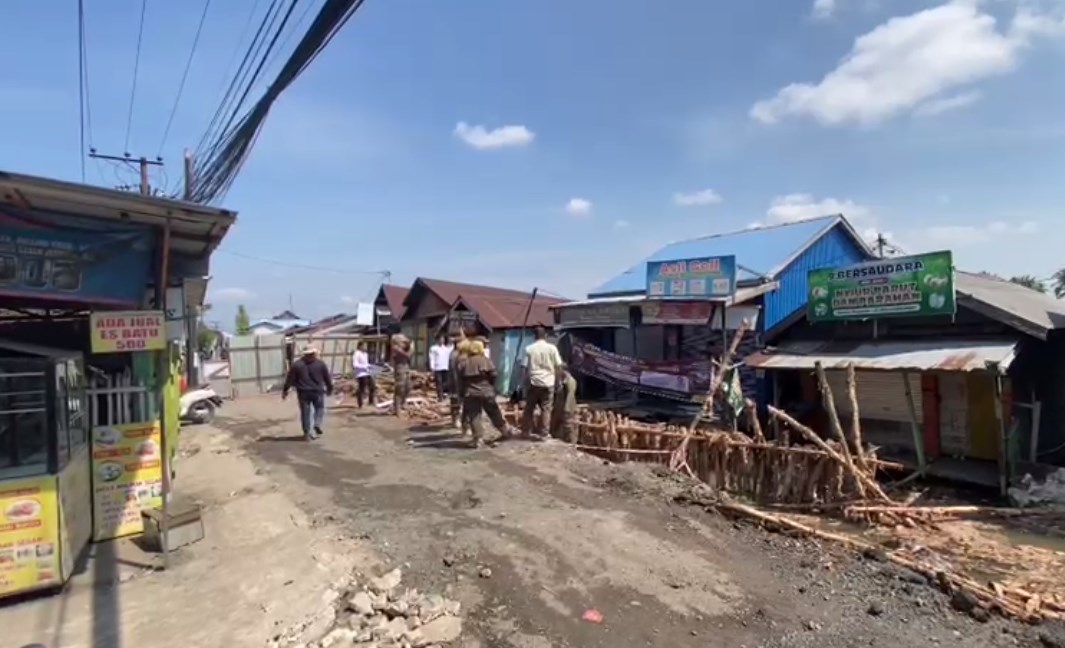 Pedagang Makanan Sekitar Jalan Amblas Sepi Pembeli