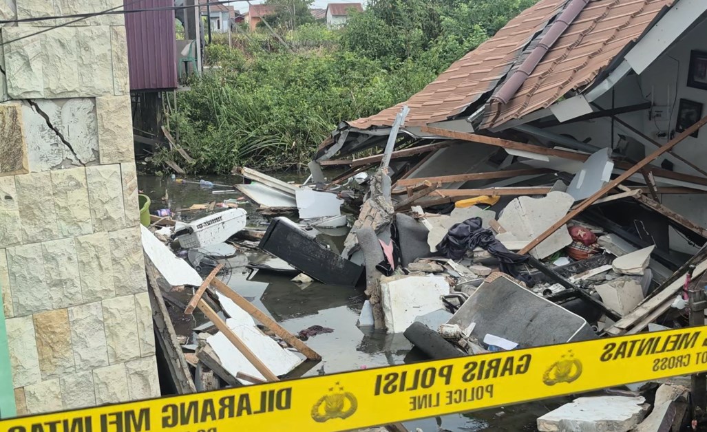 Rumah Ambruk di Jalan Tembikar Kanan