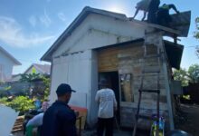 Warga Sukamaju Ujung Bongkar Rumah Sebelum Eksekusi