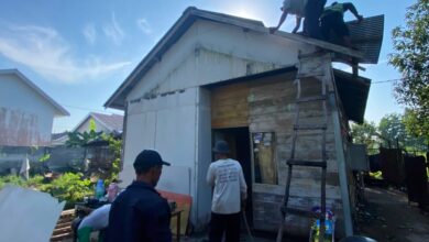 Warga Sukamaju Ujung Bongkar Rumah Sebelum Eksekusi