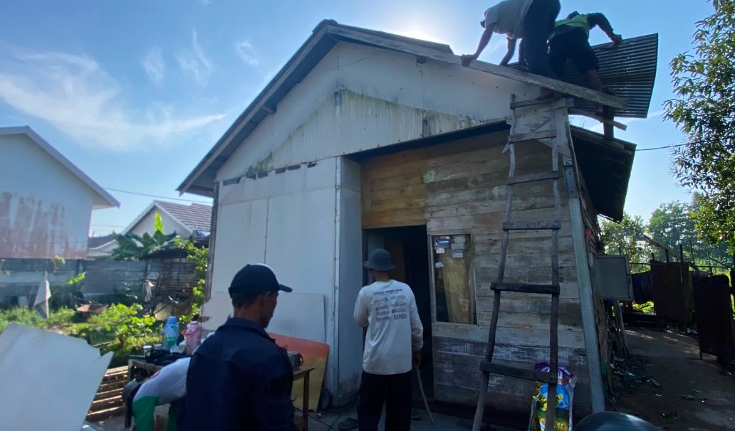 Warga Sukamaju Ujung Bongkar Rumah Sebelum Eksekusi