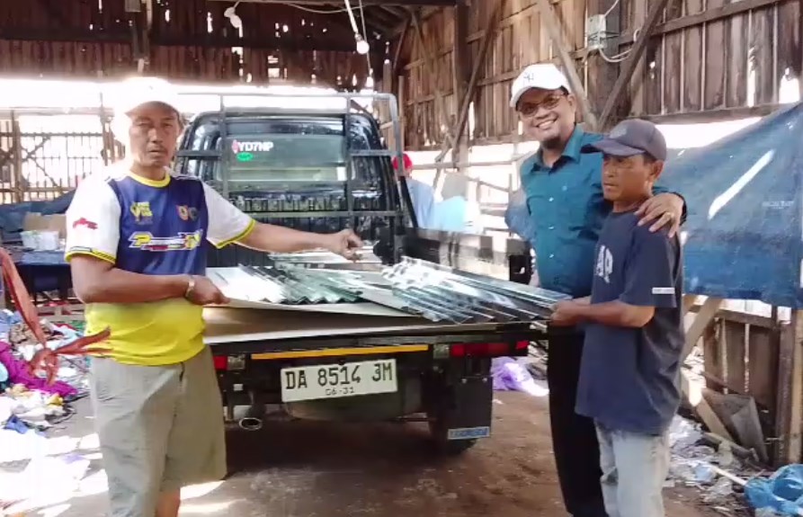 Zainal Hakim Salurkan Bantuan Bahan Bangunan untuk Korban Kebakaran di Alalak Tengah