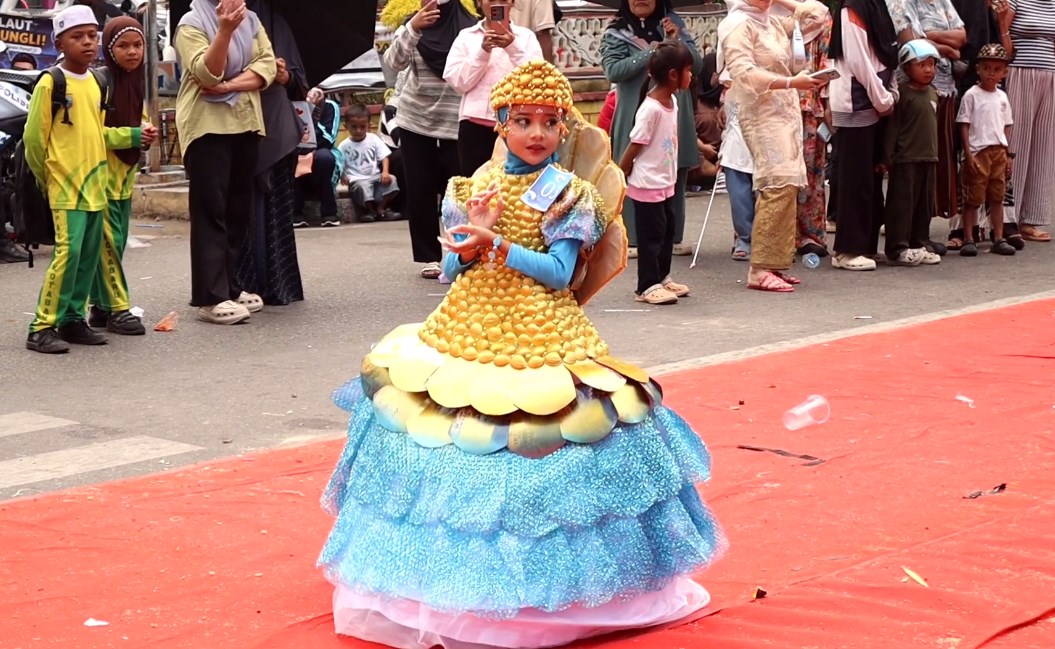 Desainer Kotabaru Ubah Sampah Jadi Karya Busana