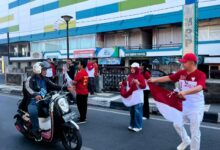 DPMPTSP Bagikan Ratusan Bendera kepada Warga