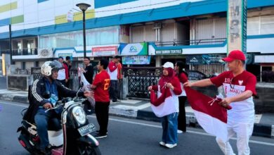 DPMPTSP Bagikan Ratusan Bendera kepada Warga