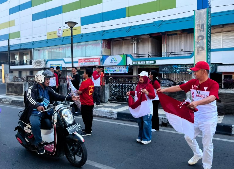 DPMPTSP Bagikan Ratusan Bendera kepada Warga