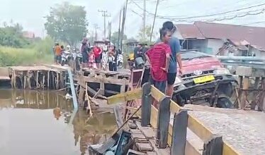 Jembatan Runtuh, Warga Terpaksa Gunakan Jukung dan Klotok untuk Menyeberang