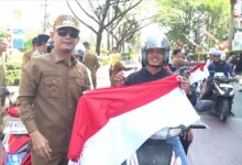 Wali Kota Bagi-Bagi Bendera ke Pengendara
