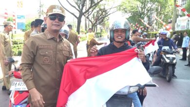 Wali Kota Bagi-Bagi Bendera ke Pengendara