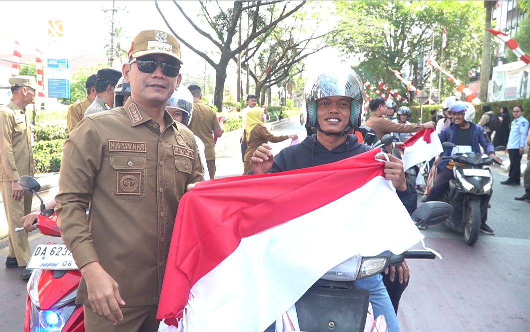 Wali Kota Bagi-Bagi Bendera ke Pengendara