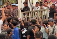 Pengunjuk Rasa Terlibat Saling Dorong dengan Aparat, Pagar “Rumah Banjar” Copot