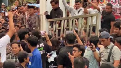 Pengunjuk Rasa Terlibat Saling Dorong dengan Aparat, Pagar “Rumah Banjar” Copot
