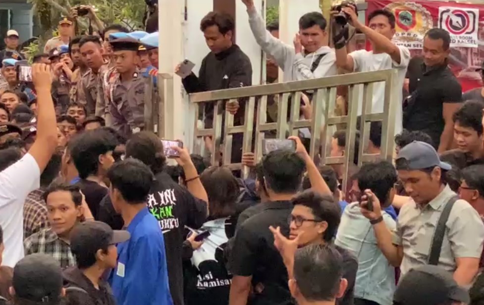 Pengunjuk Rasa Terlibat Saling Dorong dengan Aparat, Pagar “Rumah Banjar” Copot