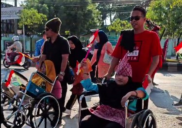 Penyandang Disabilitas di Banjarbaru Meriahkan Jalan Sehat Berbusana Adat Nusantara