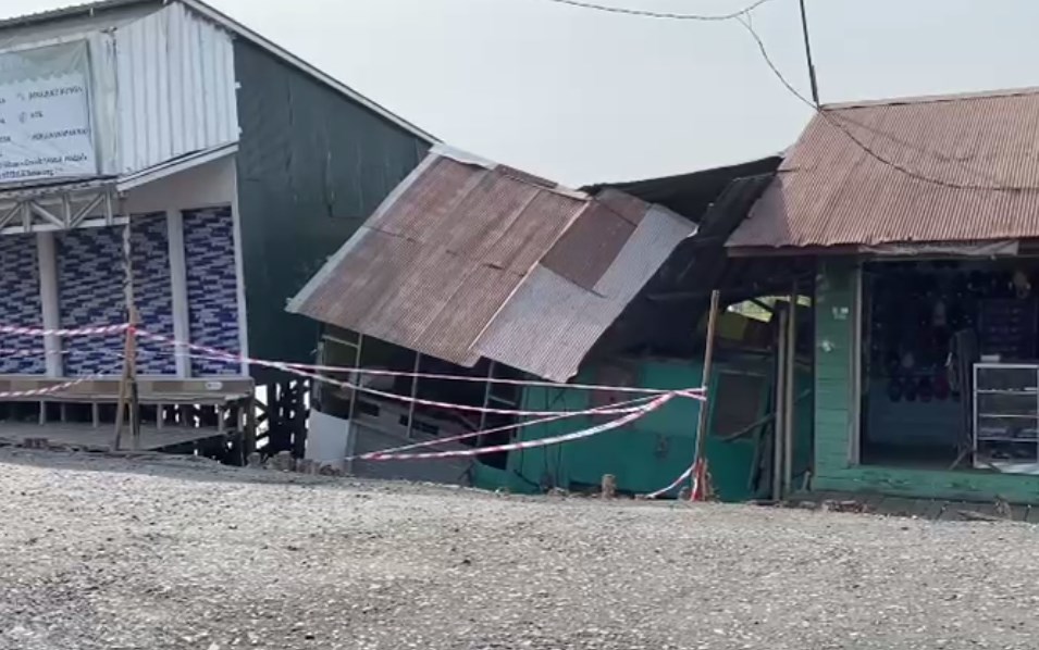 Ruko 2 Pintu di Bekas Jalan Amblas Roboh