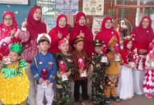 Puluhan Siswa TK Pertiwi Martapura Ikuti Karnaval Baju Profesi dan Busana Adat