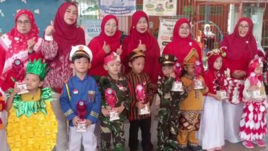 Puluhan Siswa TK Pertiwi Martapura Ikuti Karnaval Baju Profesi dan Busana Adat
