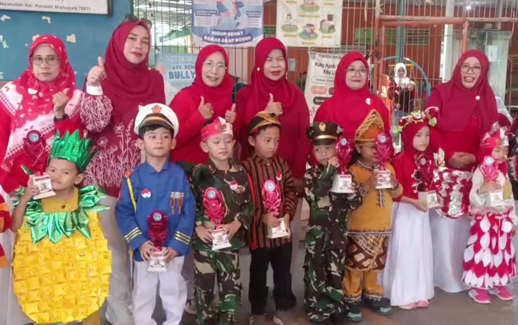 Puluhan Siswa TK Pertiwi Martapura Ikuti Karnaval Baju Profesi dan Busana Adat