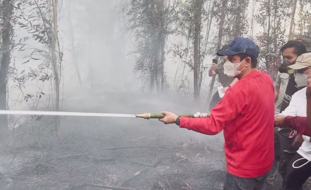 Wamenko Pangan Terjun Langsung Padamkan Karhutla di Liang Anggang