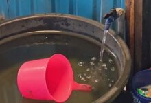 Air Leding Asin, Warga Andalkan Air Galon untuk Masak hingga Mandi