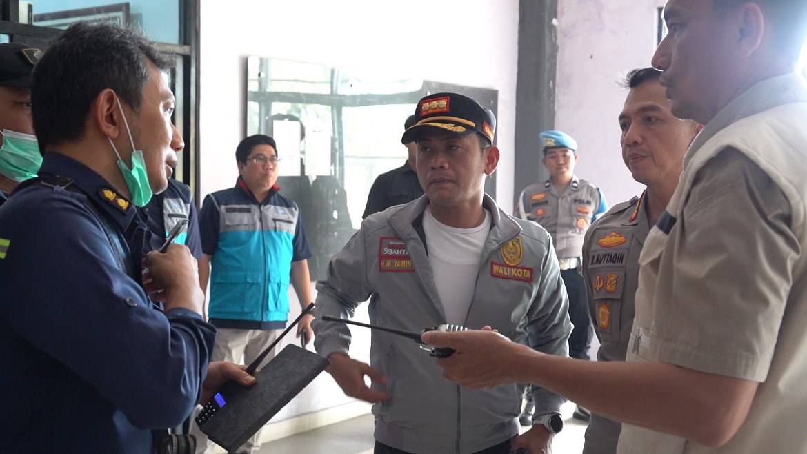 Wali Kota Banjarmasin, Muhammad Yamin HR, turut memantau langsung ke Pelabuhan Trisakti Banjarmasin