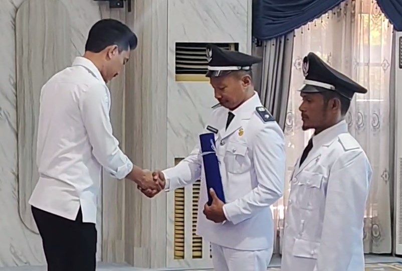 Dua Pembakal Pengganti Antar Waktu secara resmi dilantik oleh Bupati Banjar Saidi Mansyur