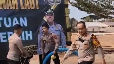Wakapolres Tanah Laut Salurkan 6.200 Liter Air Bersih